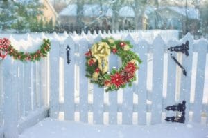 christmas wreath on fence, fence, snow